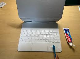 how to clean laptop keyboard